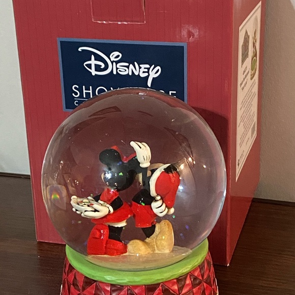 Mickey Mouse and Minnie Mouse Under the Mistletoe Snowglobe Jim Shore - Picture 7 of 7